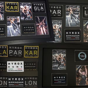 Op de afbeelding: Een zwart ingelijste display met afbeeldingen en patches gerelateerd aan HYROX fitness evenementen. De afbeeldingen tonen atleten in actie, met locatie labels zoals Londen en Birmingham. Patches tonen evenement namen.