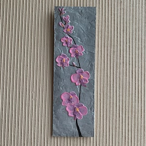 Orchidée rose peinte à la main sur fond gris texturé - Art acrylique 3D sur panneau de particules 7,5 x 25 cm