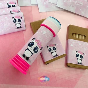 Peut inclure: Boîtes de fête d'anniversaire roses et blanches avec un motif d'ours panda. Les boîtes sont décorées du texte "Anniversaire Maissane 3 ans".