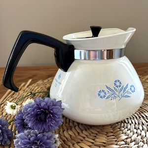 Corning Ware Blue & White Cornflower vintage coffee or tea pot with lid - 6 cup - excellent condition