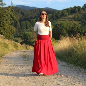 Roter Leinen Maxi Rock: Gefalteter Langer Rock mit Taschen