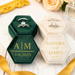 Caixa de veludo personalizada com dois compartimentos para anéis, ideal para casamento, noivado, pedido de casamento e aniversário.