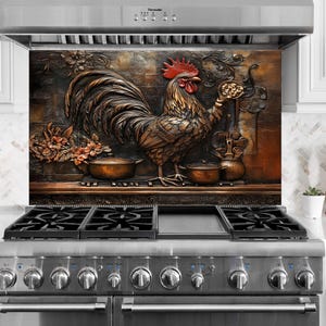 Puede incluir: Salpicadero de cocina decorativo con un gallo detallado de color bronce y cresta roja. El gallo sostiene un plato de comida. El salpicadero también incluye ollas de cobre y detalles florales, creando un tema de cocina rústico.