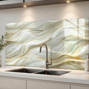 Puede incluir: Un panel rectangular para salpicadero de cocina con un patrón de ondas tridimensional y brillante en tonos crema y blanco, acentuado con finas líneas doradas fluidas que crean una sensación de movimiento en la superficie.