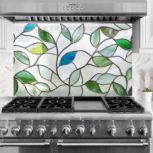 Paraschizzi in vetro temperato a foglia: copertura per stufa tinta di verde