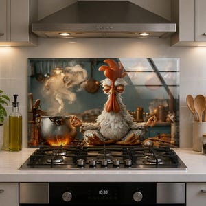 Puede incluir: Un panel protector de cocina que muestra un pollo blanco de dibujos animados con cresta roja sentado en posición de meditación con los ojos cerrados. Junto al pollo hay una olla de metal sobre una estufa con vapor y llamas naranjas.