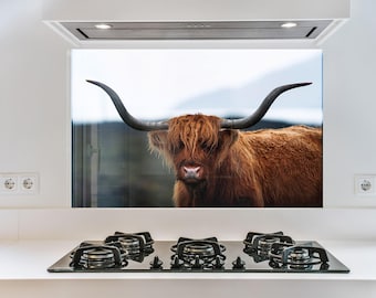 Salpicadero de cocina de vidrio templado con diseño de vaca de las Tierras Altas: decoración rústica de estilo granja.