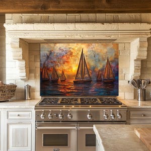 Puede incluir: Una cocina con una estufa de acero inoxidable y una colorida pintura de veleros en la pared. La pintura representa veleros en el agua con una puesta de sol de fondo. La cocina tiene gabinetes blancos y una placa para salpicaduras de piedra.