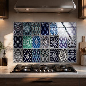 Puede incluir: Un salpicadero de cocina con dieciocho azulejos rectangulares dispuestos en cuadrícula, cada uno con un patrón geométrico y floral único e intrincado en tonos azul oscuro, blanco, gris y verde azulado, instalado detrás de una estufa de gas.