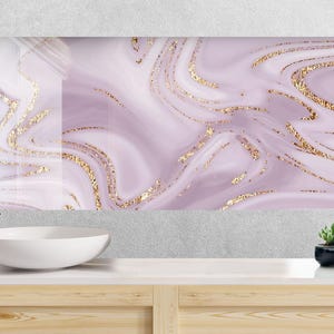 Küchenrückwand aus rosafarbenem Marmor und gehärtetem Glas: Küchenrückwand mit goldenen Akzenten