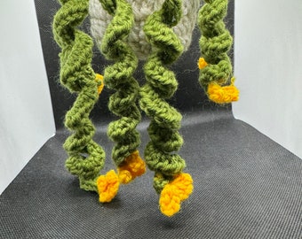 Gestrickte Hängepflanze mit gelben Blumen