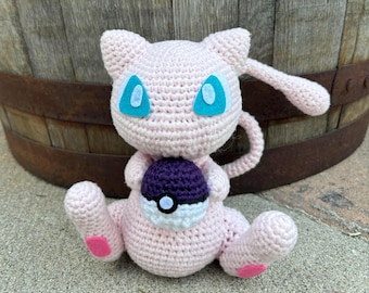 Virkad Mew-plysch med Pokéboll