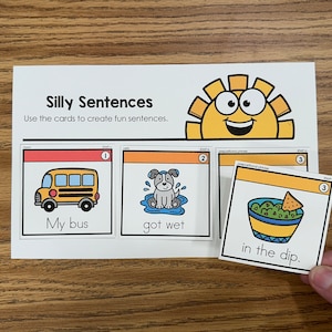 Puede incluir: Un juego de tres cartas con ilustraciones y texto para un juego de frases divertidas. Las cartas muestran un autobús escolar amarillo, un perro que se moja y un tazón de guacamole con una tortilla chip. El texto en las cartas dice "Mi autobús", "se mojó" y "en el dip."