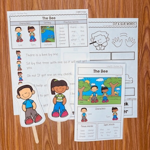 以下が含まれることがあります： 蜂をテーマにした子供向けの印刷可能な教育活動。この活動には、切り貼りする単語ゲーム、蜂についての物語、子供たちの絵が描かれたキャラクターカードが含まれています。ページの上部には「The Bee」という単語が印刷されています。