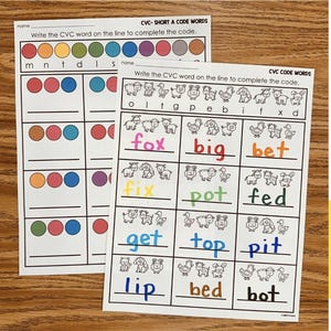 以下が含まれることがあります： 子供たちがCVCの単語を学ぶための印刷可能なワークシート。ワークシートには、カラフルな円と動物のイラストが描かれています。単語は「fox」、「big」、「bet」、「fix」、「pot」、「fed」、「get」、「top」、「pit」、「lip」、「bed」、「bot」です。