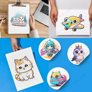 K&ouml;nnte beinhalten: Ein Set mit vier Aufklebern mit niedlichen Comicfiguren. Die Aufkleber sind rund und haben einen wei&szlig;en Hintergrund mit einem farbenfrohen Design. Die Figuren umfassen eine Katze, einen Pinguin, einen Astronauten und ein Auto. Die Aufkleber sind perfekt, um Ihrem Laptop, Ihrer Wasserflasche oder Ihrem Planer einen Hauch von Verspieltheit zu verleihen.