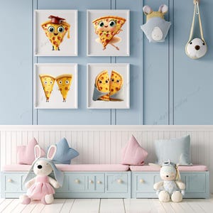 Op de afbeelding: Vier ingelijste illustraties van pizzapunten met gezichten. De pizzapunten dragen hoeden en glimlachen. De lijsten zijn wit met een lichtblauwe achtergrond.