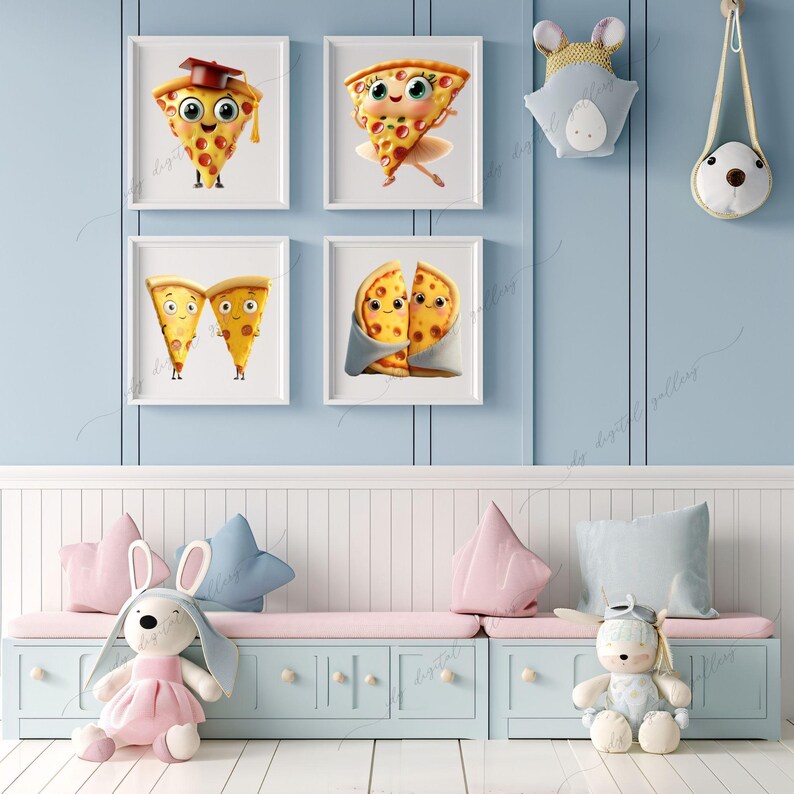 Op de afbeelding: Vier ingelijste illustraties van pizzapunten met gezichten. De pizzapunten dragen hoeden en glimlachen. De lijsten zijn wit met een lichtblauwe achtergrond.