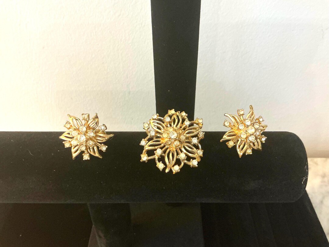 Broche Vintage Ajourée Avec Strass Clairs - Occasion, Métal Laiton, Verre