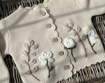 Cardigan pour bébé personnalisé en tricot beige floral