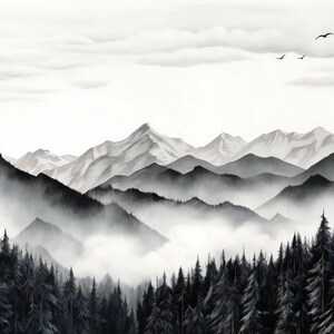 Op de afbeelding: Een zwart-wit aquarel schilderij van een bergketen met een bos op de voorgrond. De bergen zijn bedekt met mist en de lucht is bewolkt.