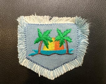 Parche bordado con flecos de tela vaquera con diseño de palmeras tropicales y atardecer