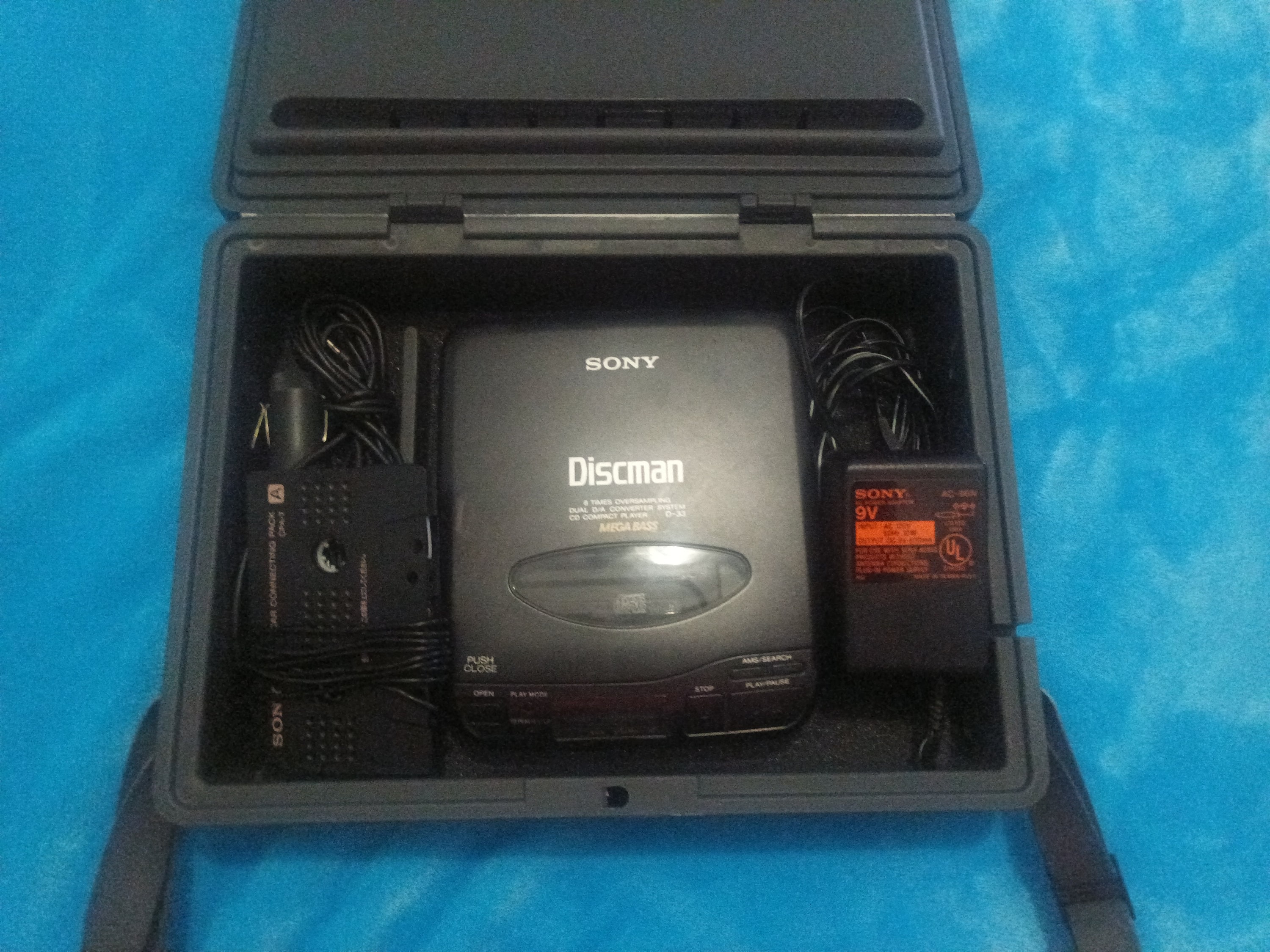Vintage Sony Discman Portable CD Player D-141 Mega Bass w/Headphones MDR-24