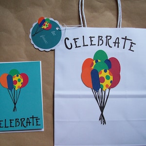 Celebre con bolsa de globos, etiqueta y tarjeta