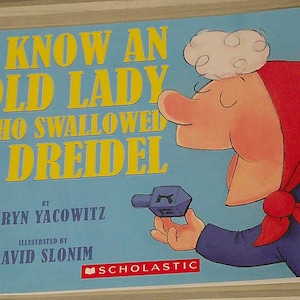 Ich kenne eine alte Dame, die ein Dreidel Book & Story Props verschluckt hat