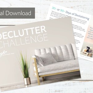 Puede incluir: Una descarga digital para un desafío de limpieza de 30 o 90 días. La imagen muestra un sofá beige claro con un cojín blanco, una planta en maceta y texto que dice "Declutter Challenge" y "Goldfinch Hues".