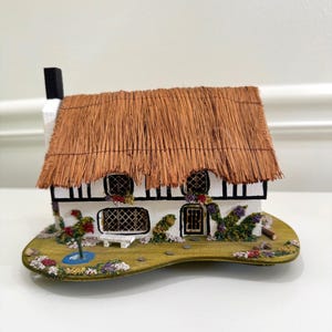Vintage 1980&#39;s Thatched Cottage Trinket Box Handmade by Pauline Ralph England