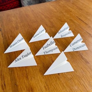 Marque-places personnalisés en papier pour avion : des étiquettes personnalisées pour les mariages, les baby showers et les événements inspirés des voyages