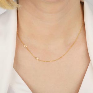 Collar con iniciales en oro de 18 quilates: regalo de vacaciones, regalos para mamá, estilo minimalista, collar de oro, regalo para damas de honor, collar con letras, regalo para ella