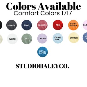 K&ouml;nnte beinhalten: Ein Farbfeld mit dem Text "Colors Available Comfort Colors 1717". Die Farbpalette zeigt kreisf&ouml;rmige Farbmuster in verschiedenen Farbt&ouml;nen, darunter Schwarz, Marineblau, Rot, Orange und Blau. Der Markenname "STUDIOHALEYCO." befindet sich unten.