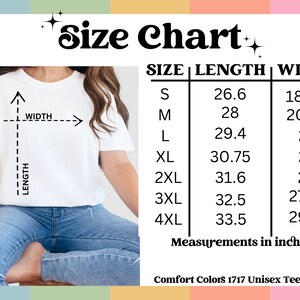 K&ouml;nnte beinhalten: Wei&szlig;es Comfort Colors 1717 Unisex-T-Shirt mit Gr&ouml;&szlig;entabelle. Die Tabelle zeigt die Ma&szlig;e in Zoll f&uuml;r die Gr&ouml;&szlig;en S bis 4XL, einschlie&szlig;lich L&auml;nge und Breite. Der Text "Size Chart" steht oben.
