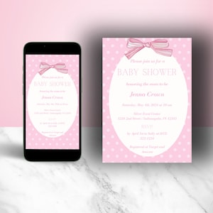 Può includere: Invito a una baby shower rosa con pois bianchi e un fiocco rosa. L'invito recita "Si prega di unirsi a noi per una Baby Shower in onore della futura mamma Jenna Crown. Sabato 8 maggio 2021 alle 10:00. Silver Event Center 1231 2nd Street Indianapolis, IN 12345. RSVP entro il 1° aprile a Sully al (812) 522-1234. Registrato su Target e Amazon."