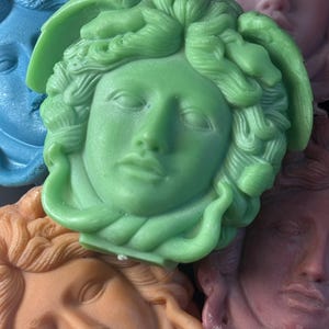 Vela Medusa / Vela de cera de pilar / Vela decorativa / Vela gótica / Decoración gótica / Dark Academia / Envío gratuito