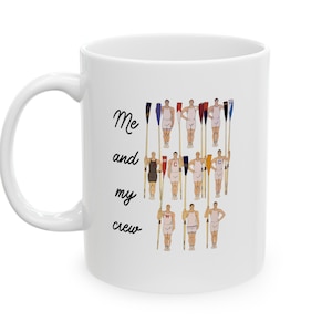 Puede incluir: Taza de cerámica blanca con una ilustración en blanco y negro de remeros con remos. El texto "Me and my crew" está impreso en la taza.