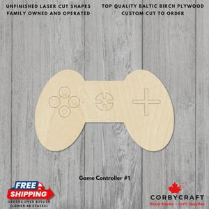 Può includere: Forma di controller di gioco in legno tagliata al laser non rifinita. Il controller presenta disegni ritagliati per pulsanti e pad direzionali. Il testo "Game Controller #1" è visibile. Realizzato in compensato di betulla baltica.