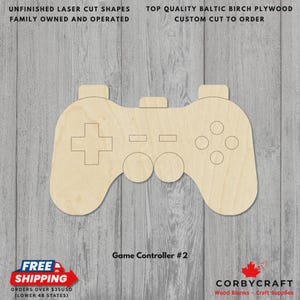 Può includere: Forma di controller di gioco in legno, tagliata al laser e non rifinita. Il controller presenta un pad direzionale a forma di croce, pulsanti e un pulsante centrale. Il testo "Game Controller #2" è visibile. Realizzato in compensato di betulla baltica.