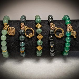 Irisches Crystal Healing Armband: St. Patrick's Day Anhänger in Grün & Gold