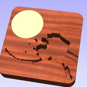 Peut inclure: Un dessous de verre en bois avec une découpe de l'état d'Alaska et une découpe circulaire dans le coin supérieur droit.