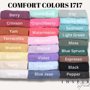 K&ouml;nnte beinhalten: Bild mit einer Auswahl an Comfort Colors 1717 Stoffmustern in verschiedenen Farben. Die Muster sind in Reihen und Spalten angeordnet, wobei jede Farbe beschriftet ist. Zu den Farben geh&ouml;ren Berry, Crimson, Yam, Terracotta, Mustard, Banana, Ivory, White, Island Reef, Crunchberry, Watermelon, Blossom, Orchid, Violet, Chambray, Blue Jean, Bay, Chalky Mint, Seafoam, Light Green, Moss, Blue Spruce, Espresso, Black und Pepper.