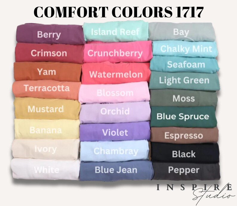 K&ouml;nnte beinhalten: Bild mit einer Auswahl an Comfort Colors 1717 Stoffmustern in verschiedenen Farben. Die Muster sind in Reihen und Spalten angeordnet, wobei jede Farbe beschriftet ist. Zu den Farben geh&ouml;ren Berry, Crimson, Yam, Terracotta, Mustard, Banana, Ivory, White, Island Reef, Crunchberry, Watermelon, Blossom, Orchid, Violet, Chambray, Blue Jean, Bay, Chalky Mint, Seafoam, Light Green, Moss, Blue Spruce, Espresso, Black und Pepper.