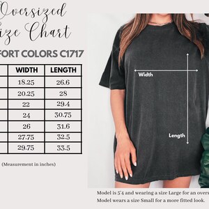 K&ouml;nnte beinhalten: Ein dunkelgraues &uuml;bergro&szlig;es T-Shirt mit einer Gr&ouml;&szlig;entabelle. Die Tabelle listet die Gr&ouml;&szlig;en S bis 4XL auf, mit Breiten von 46,35 bis 75,57 cm und L&auml;ngen von 67,56 bis 85,09 cm. Das Model tr&auml;gt Gr&ouml;&szlig;e L.