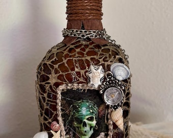 Piratenflasche Rum inspirierte Whiskyflasche Upcycled mit Muscheln, Charms und Skelettdruck