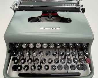 Vintage Typewriter Lettera 22 Olivetti