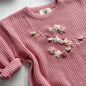 Personalisierte Baby-Strickpullover mit Blumenmuster, benutzerdefinierter weicher Baumwollpullover für Säuglinge, Kleinkinder, perfekt für Geschenke, Andenken Bild 2