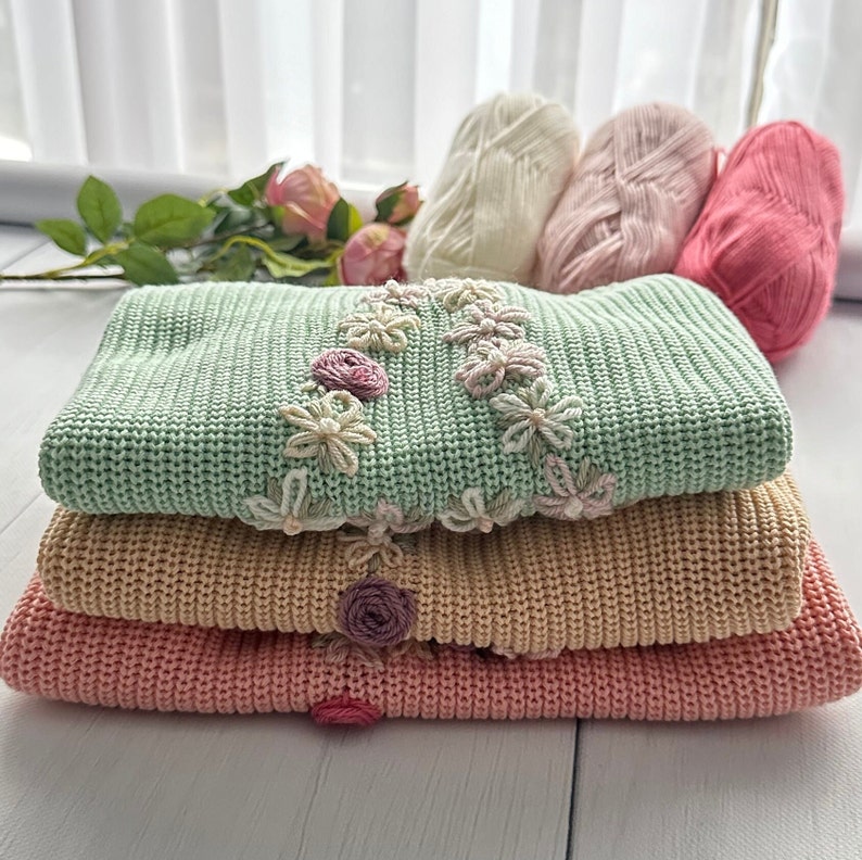 Pull bébé en tricot brodé d'abeilles initiales florales personnalisées, pull en coton doux personnalisé pour nourrissons, tout-petits, parfait pour des cadeaux souvenirs image 7