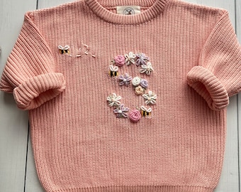 Personalisierter, mit floralen Initialen und Bienen bestickter Baby-Strickpullover, individueller weicher Baumwollpullover für Säuglinge und Kleinkinder, perfekt für Geschenke und Andenken